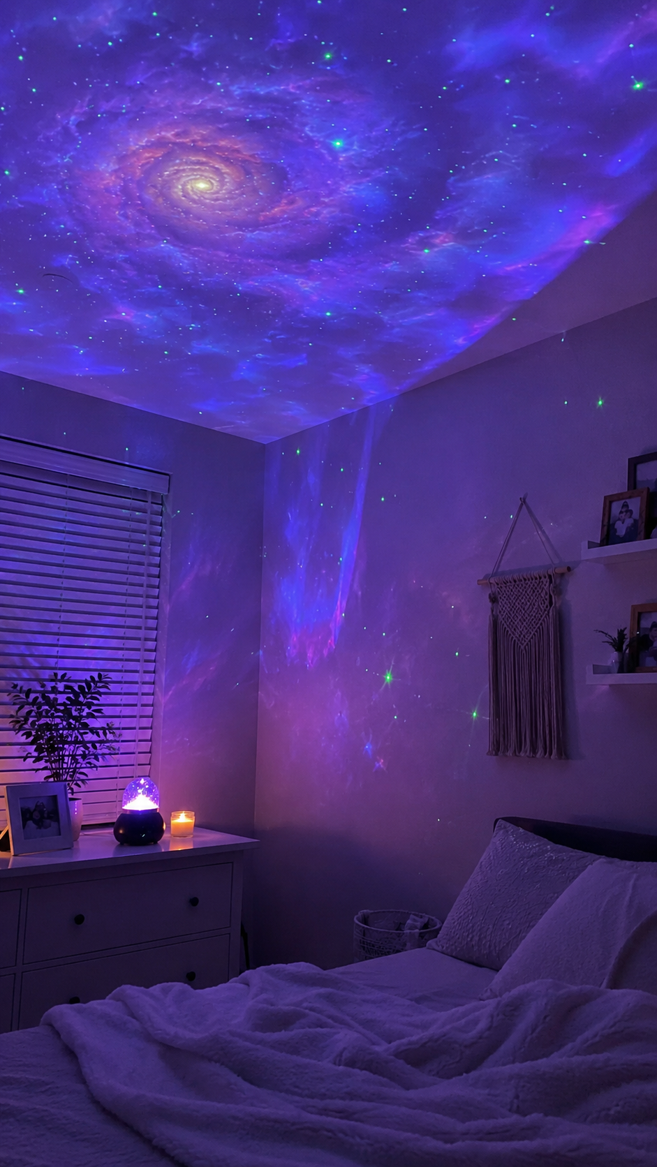 Schlafzimmer mit Galaxie- und Sternenprojektion des Nectavira Projektors